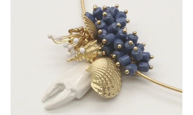 Collar rigido fino con burruño piedras azules, pat