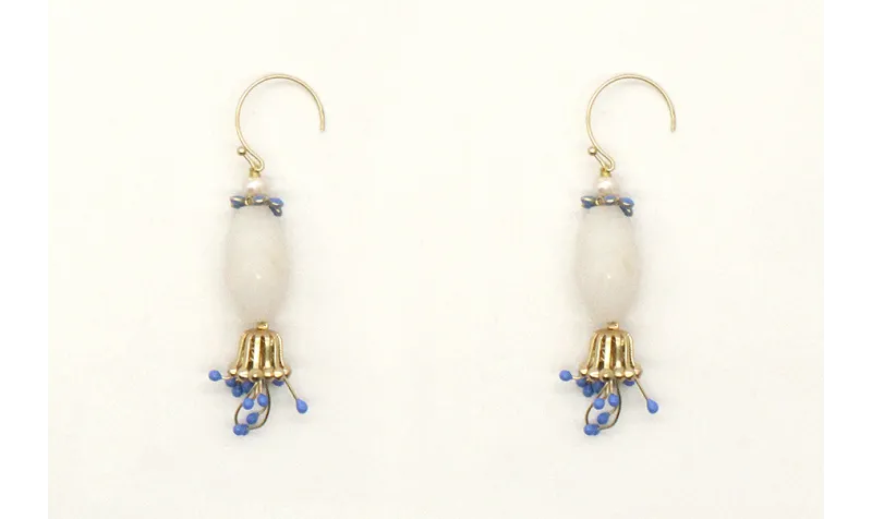 Pendientes con ovalo facetado blanco y pistilos az