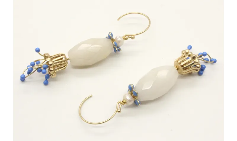 Pendientes con ovalo facetado blanco y pistilos az