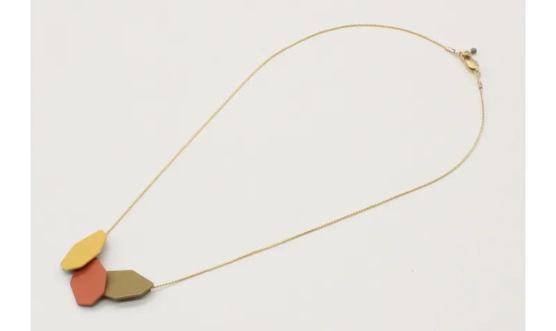 Collar con cadena fina oro brillo y tres piezas es