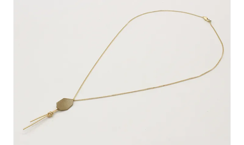 Collar cadena eslabón plano en oro mate con pieza 