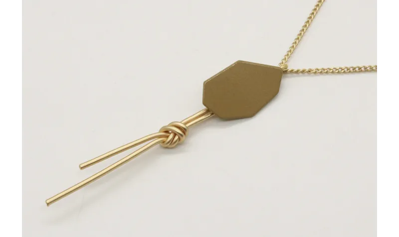 Collar cadena eslabón plano en oro mate con pieza 