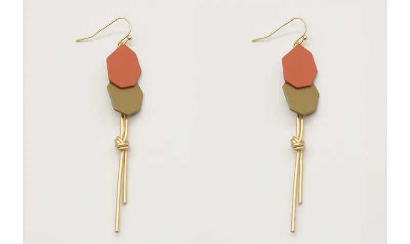 Pendientes con piezas esmaltadas en color coral y 