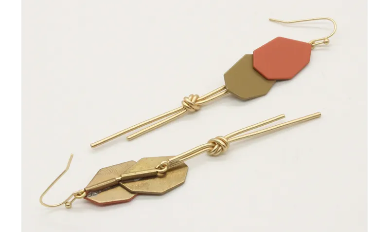 Pendientes con piezas esmaltadas en color coral y 