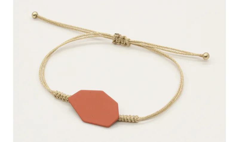Pulsera nudo serpiente con pieza esmaltada coral. 