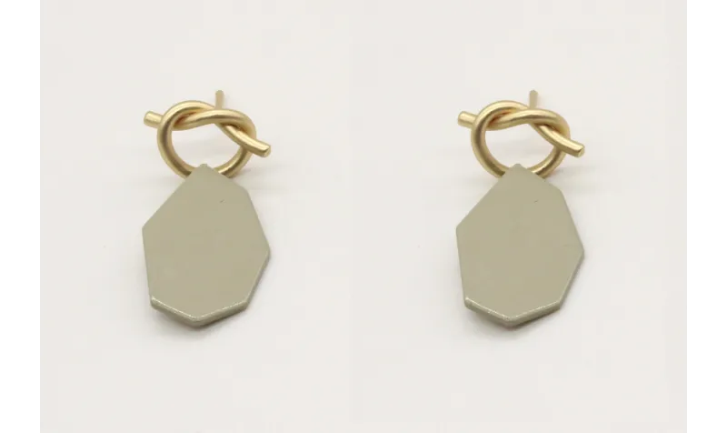 Pendientes perno nudo en oro mate y pieza esmaltad