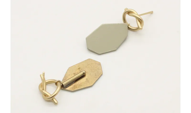 Pendientes perno nudo en oro mate y pieza esmaltad