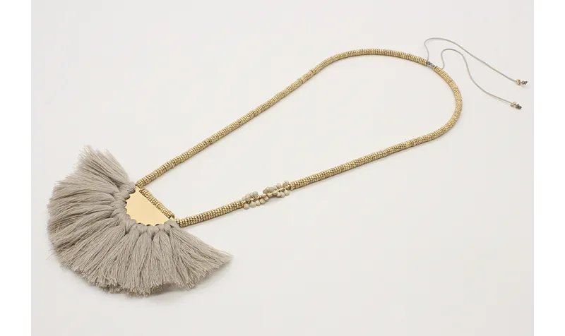 Collar macrame gris con semidisco de pompones gris