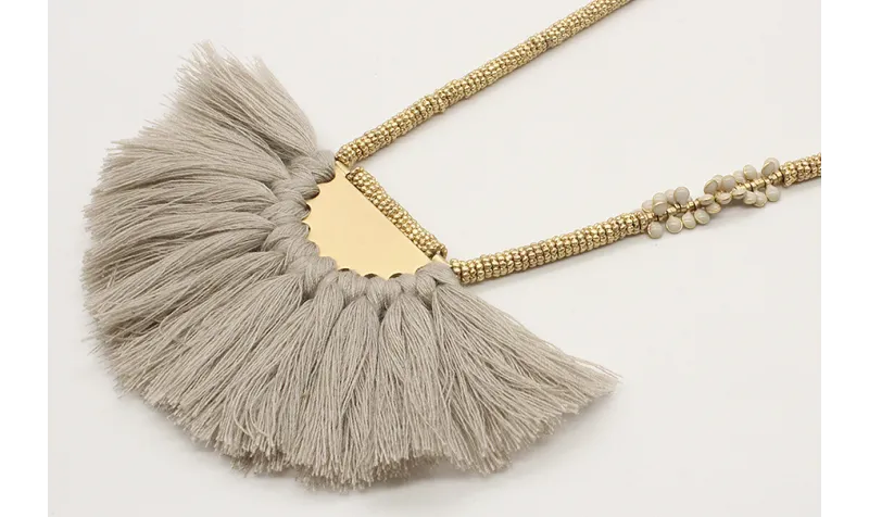 Collar macrame gris con semidisco de pompones gris