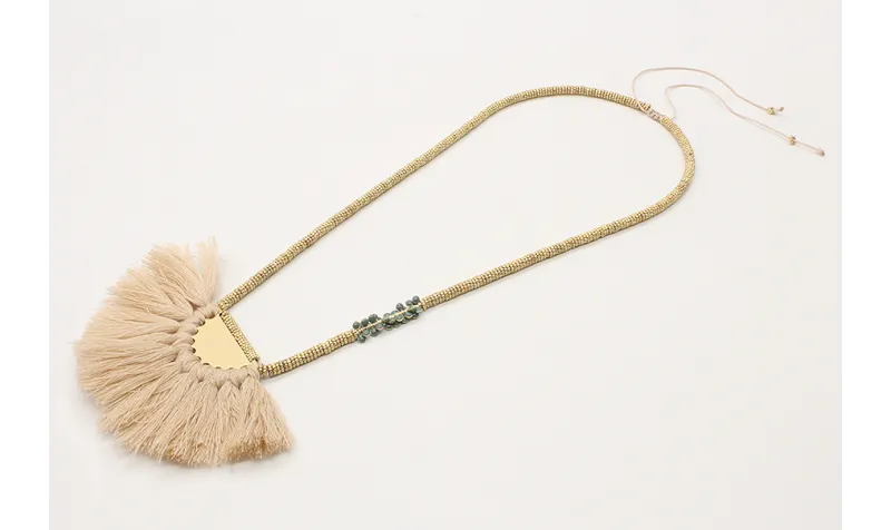 Collar macrame rosita con semidisco de pompones be