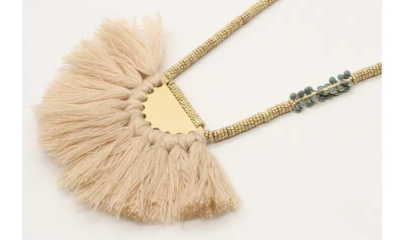 Collar macrame rosita con semidisco de pompones be