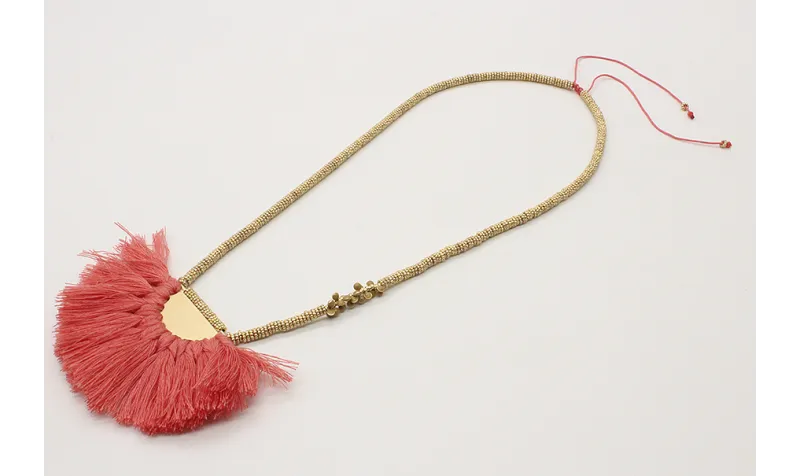 Collar macrame teja con semidisco de pompones cora