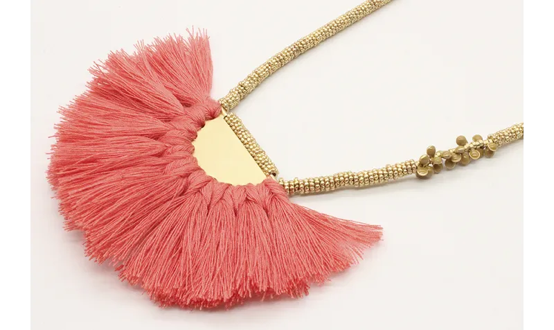 Collar macrame teja con semidisco de pompones cora