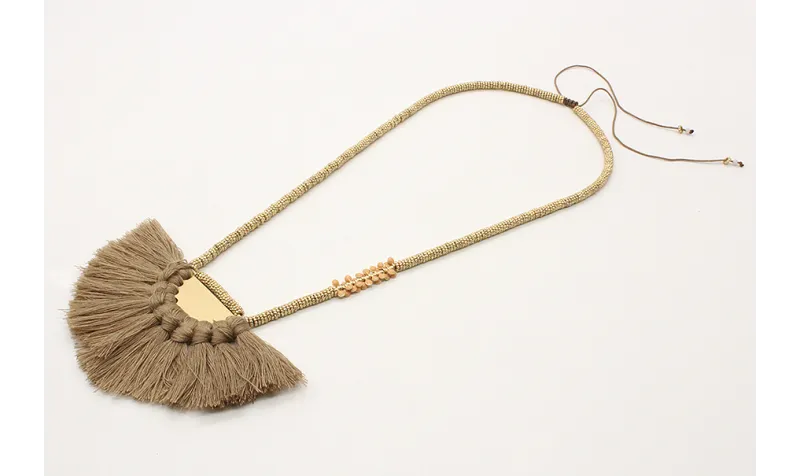 Collar macrame teja con semidisco de pompones marr