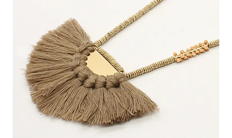 Collar macrame teja con semidisco de pompones marr