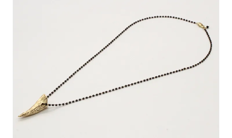 Solitario cadena miyuki negro con colgante cuerno 