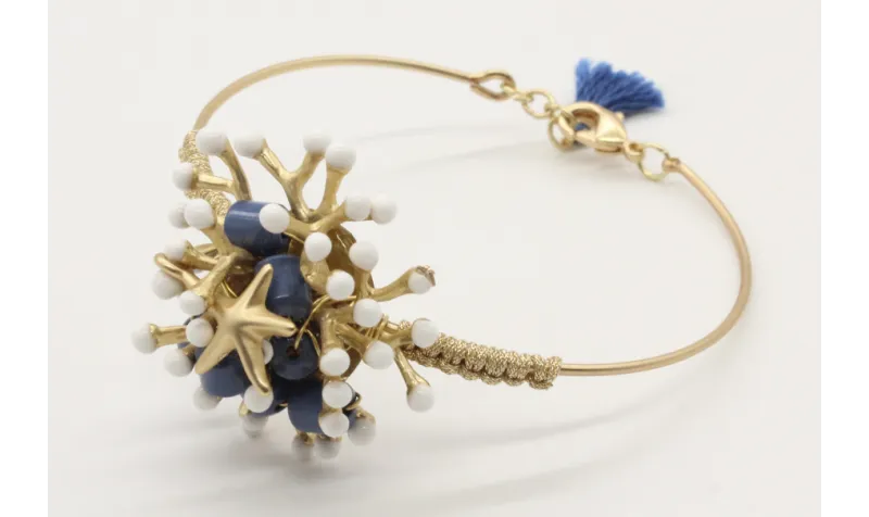 Pulsera rigida con macrame oro palido, coral esmal
