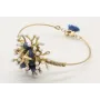 Pulsera rigida con macrame oro palido, coral esmal