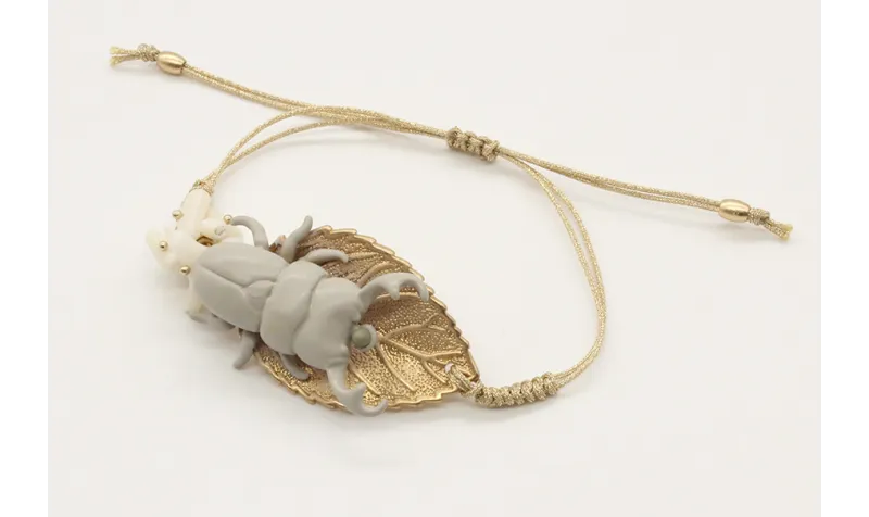 Pulsera hilo macrame oro palido con escarabajo gri