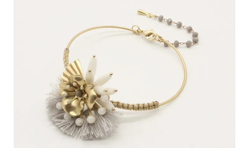 Pulsera hilo macrame oro palido con corales blanco