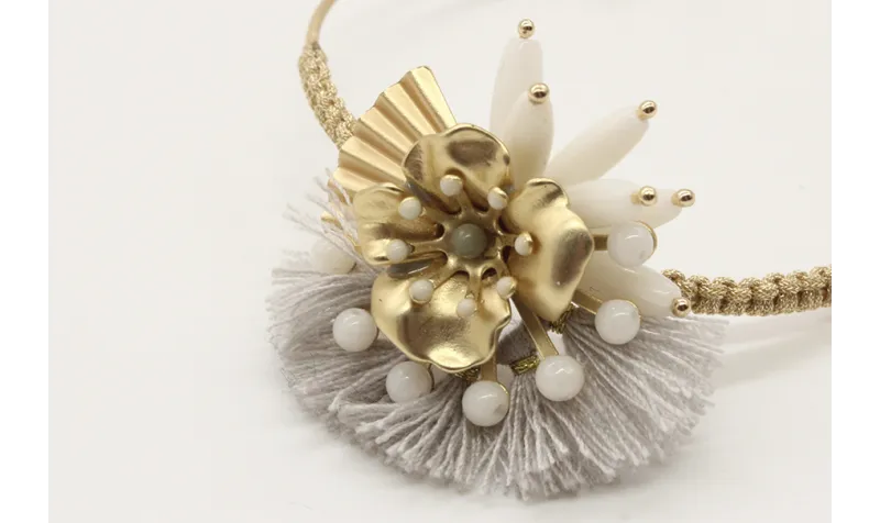 Pulsera hilo macrame oro palido con corales blanco