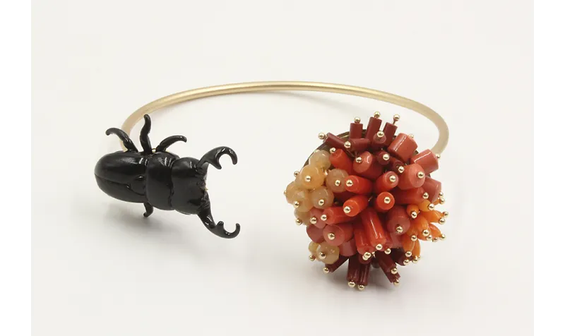 Pulsera rigida con escarabajo esmaltado negro y bu