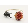 Pulsera rigida con escarabajo esmaltado negro y bu