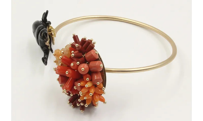 Pulsera rigida con escarabajo esmaltado negro y bu
