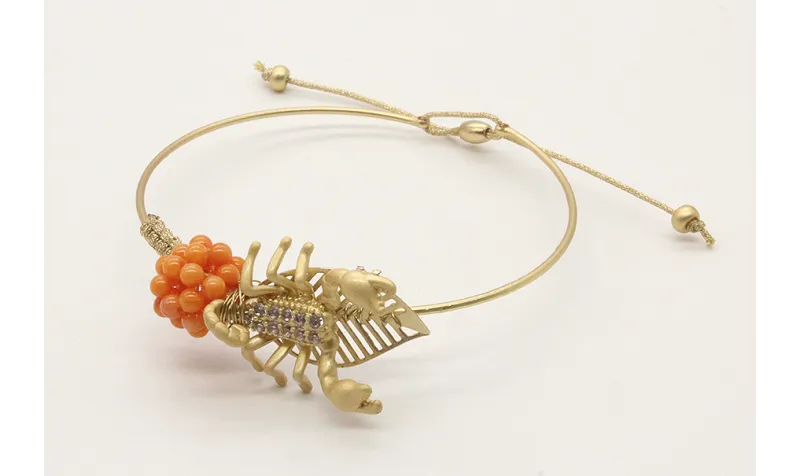 Pulsera rigida con escarabajo de brillos, bola de 