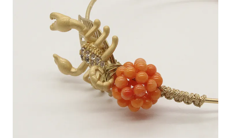 Pulsera rigida con escarabajo de brillos, bola de 