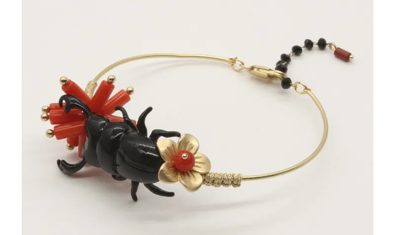 Pulsera rigida con escarabajo esmaltda negro, tubo