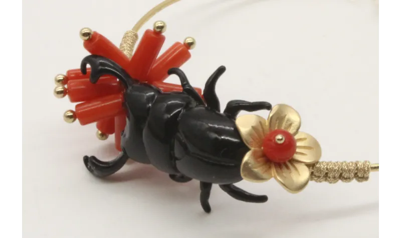 Pulsera rigida con escarabajo esmaltda negro, tubo