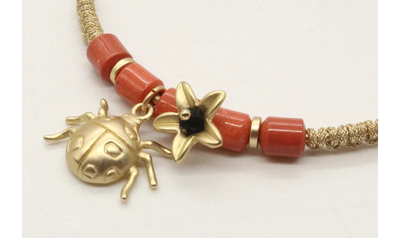 Pulsera rigida con escarabajo pelotero en oro mate