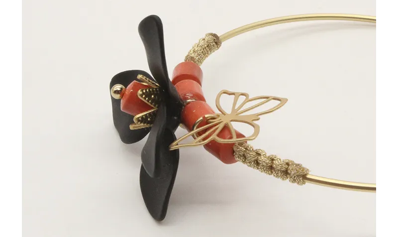 Pulsera rigida con flor esmaltada negra, toneles d