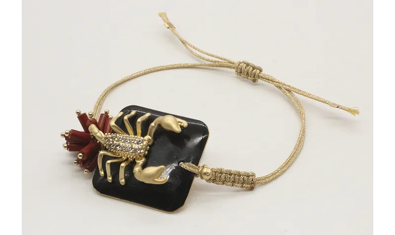 Pulsera macrame oro palido con cuadrado negro, esc