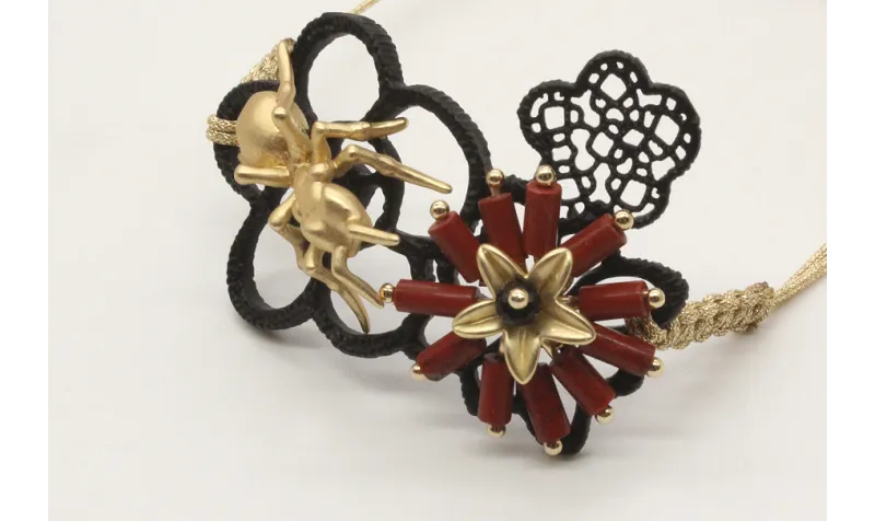 Pulsera macrame oro palido con crochet esmaltado n