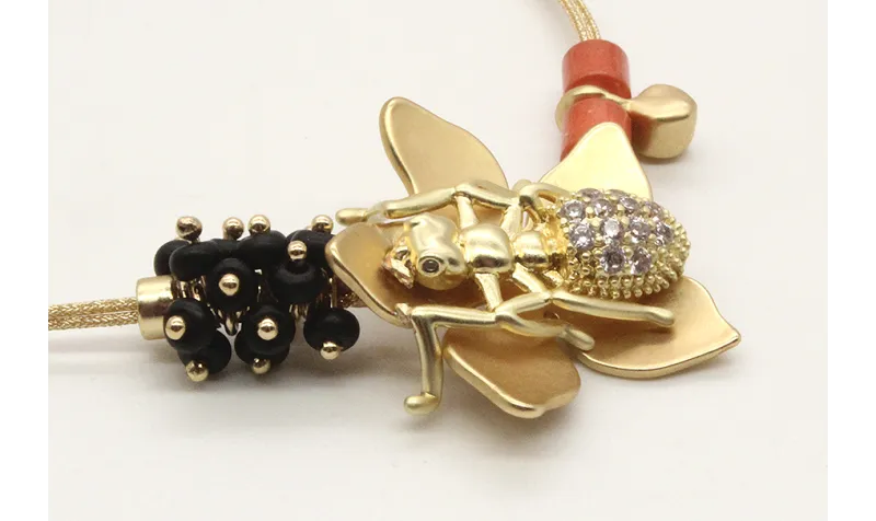 Pulsera hilo macrame oro palido con flor oro mate,