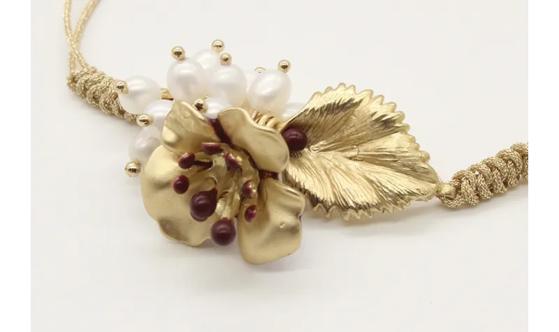 Pulsera nudo serpiente en oro palido con hoja, flo