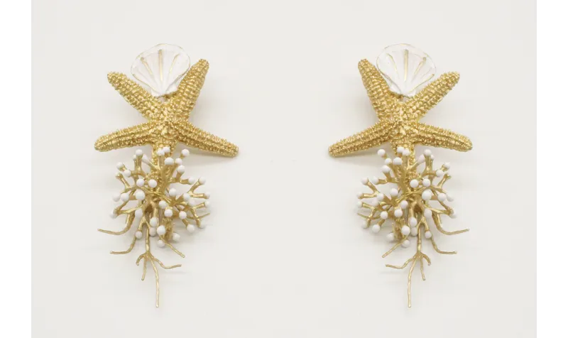 Pendientes perno caracola esmaltada blanca con est