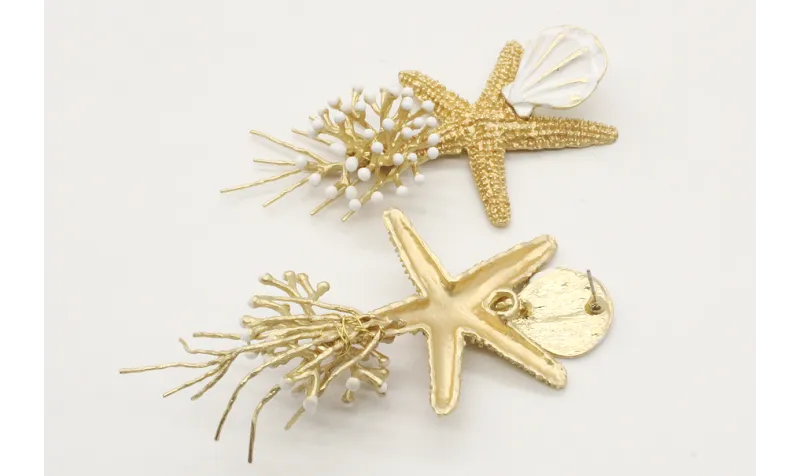Pendientes perno caracola esmaltada blanca con est