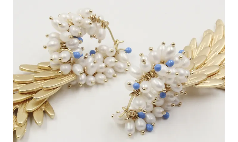 Pendientes aro forrado con perlas colgando escamas