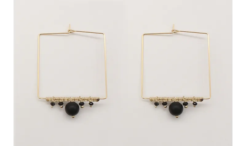 Pendientes arete cuadrado con bolas negras y macra