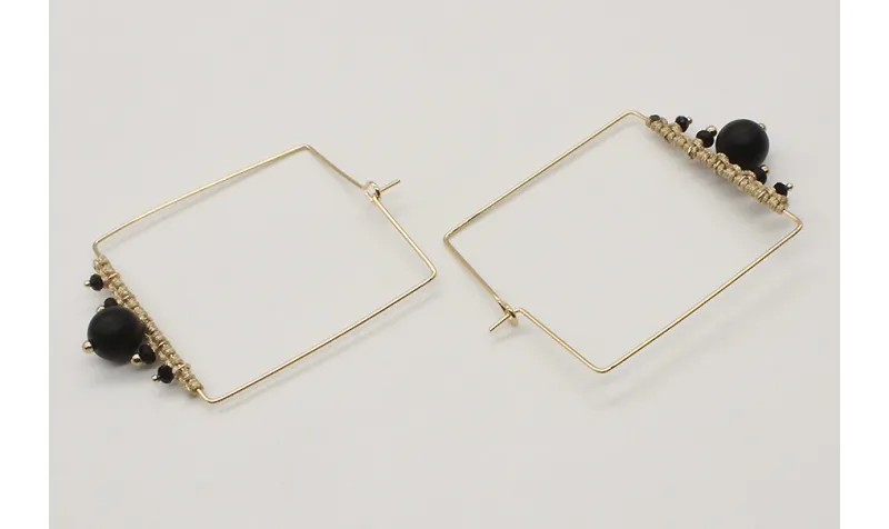 Pendientes arete cuadrado con bolas negras y macra