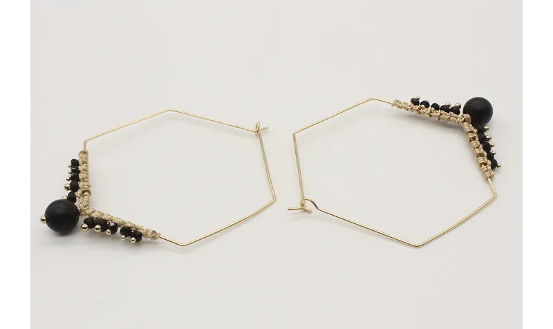 Pendientes arete hexagonal con bolas negras y macr