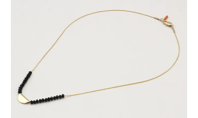 Collar cadena fina oro brillo con facetadas negras