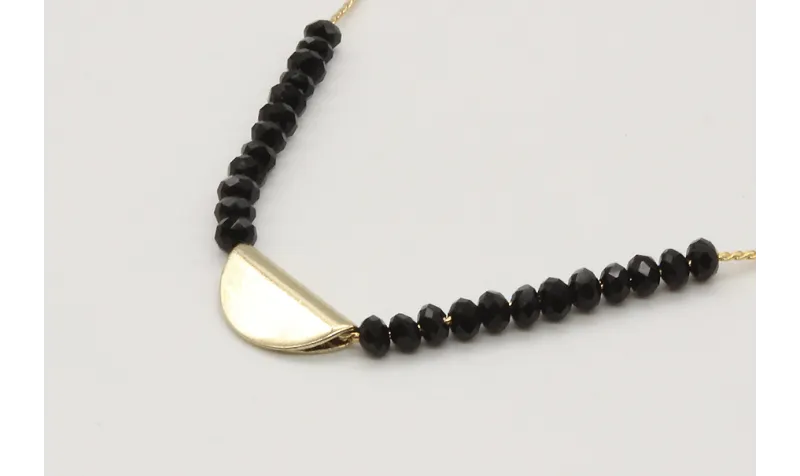 Collar cadena fina oro brillo con facetadas negras