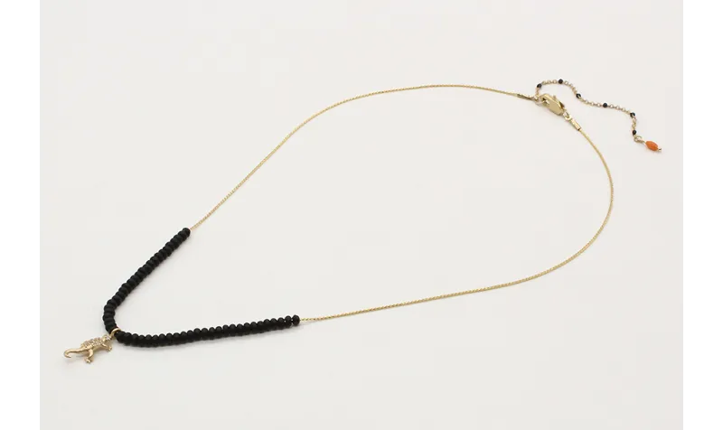 Collar cadena fina oro brillo con abalorio negro m