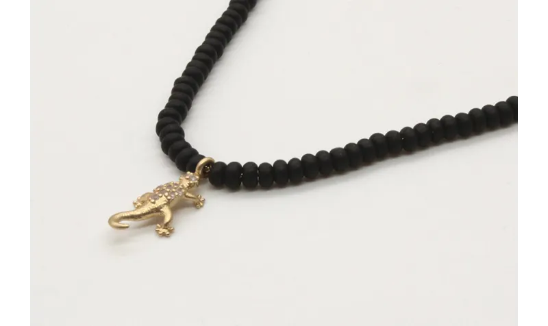 Collar cadena fina oro brillo con abalorio negro m
