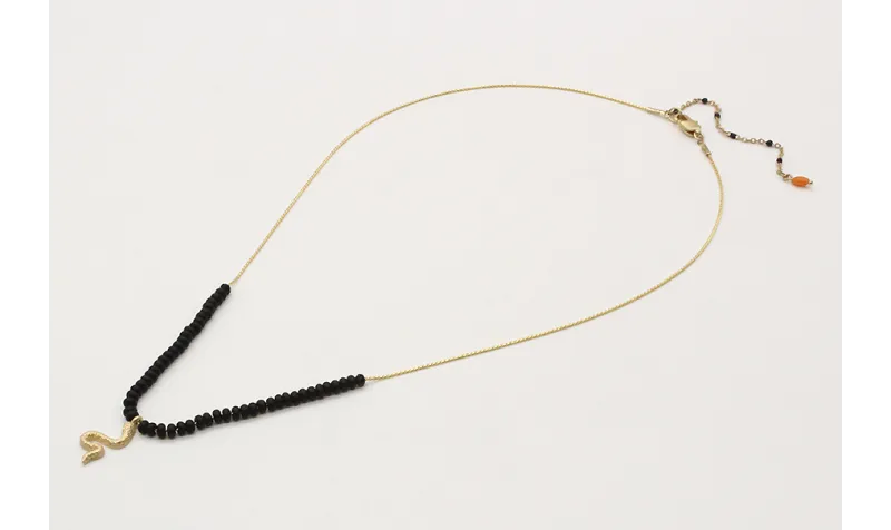 Collar cadena fina oro brillo con abalorio negro m