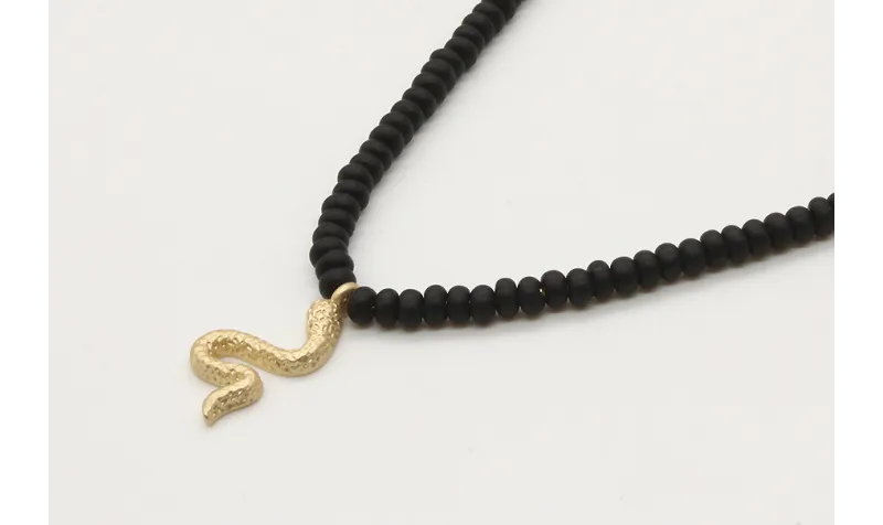 Collar cadena fina oro brillo con abalorio negro m